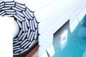 zwembad afdekken met een rol lamellen