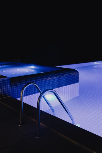 zwembad met verlichting